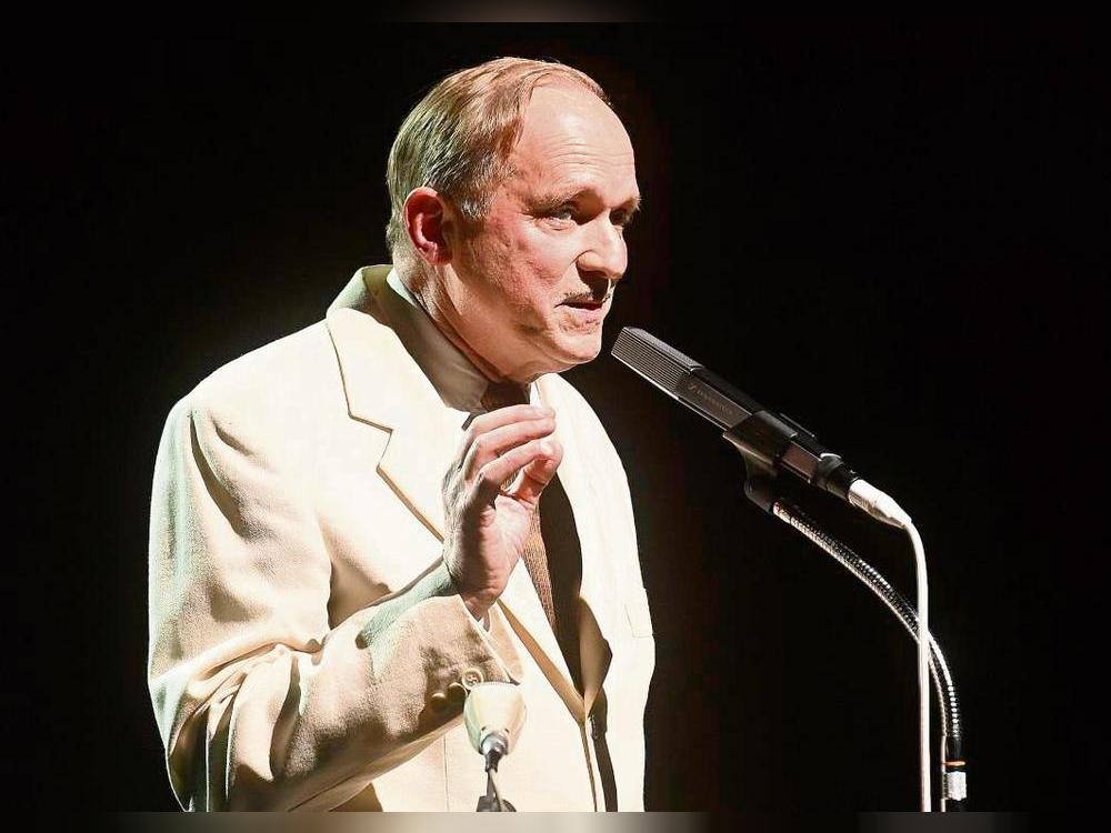 Gott schuf ihn nach seinem Ebenbild. Das behauptet zumindest die Intro-Stimme aus dem Off über Ulrich Tukur. Und wer könnte ernsthaft daran zweifeln? Fotos: Dieter Tuschen