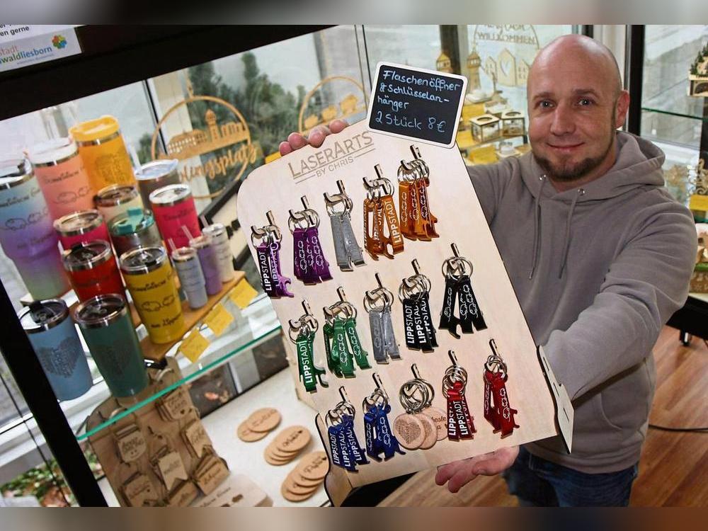 Mit Herz und Hightech: Die „Lippstadt-Liebe“-Kollektion von Christoph „Chris“ Fandrich (43) begeistert Fans regionaler Weihnachtsgeschenke aktuell im Haus des Gastes in Bad Waldliesborn. Fotos: Stefan Niggenaber