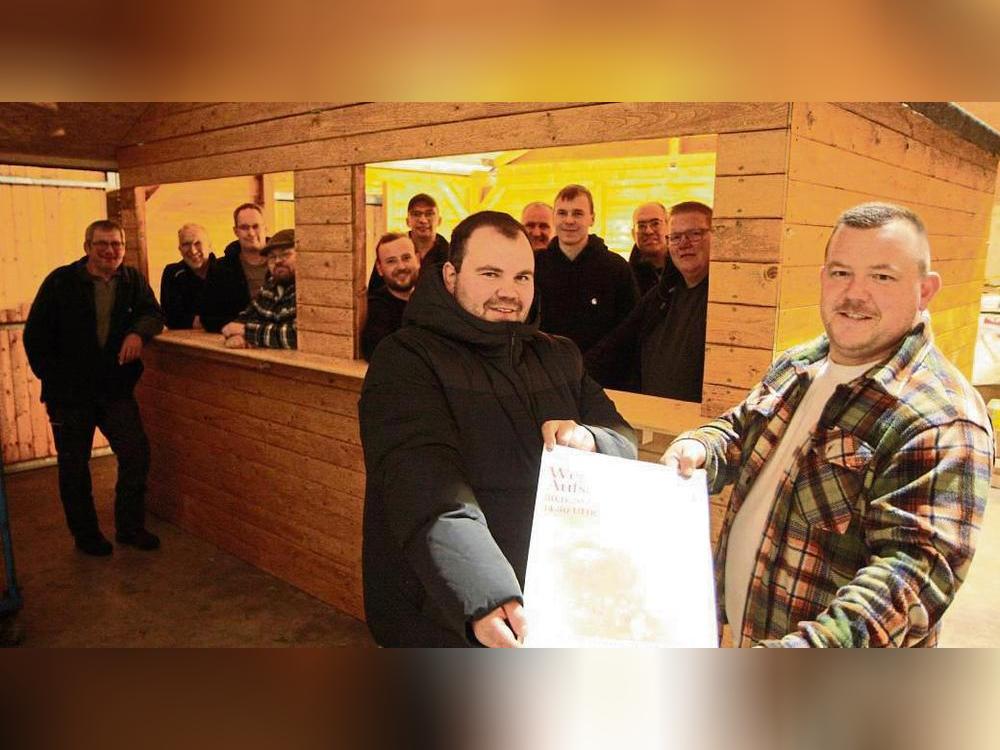 Mit ihren Kameraden fiebern Löschgruppenführer Lukas Naber (vorne, r.) und Vize Marvin Köhler (vorne, l.) dem Weihnachtsbaum-Aufstellen in Esbeck entgegen. Foto: Stefan Niggenaber