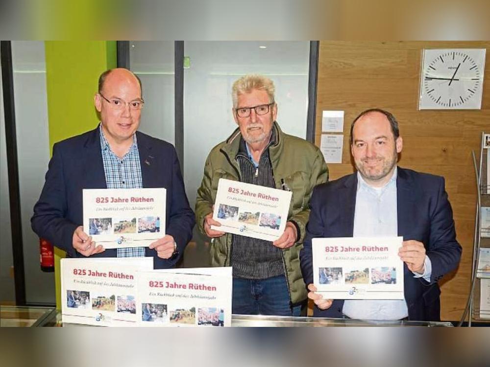 Freuen sich über das Jubiläumsbuch (v.l.): Bürgermeister Peter Weiken, Franz Josef Krämer vom Förderverein Heimatpflege und Fotograf und Autor Marcus Kloer.