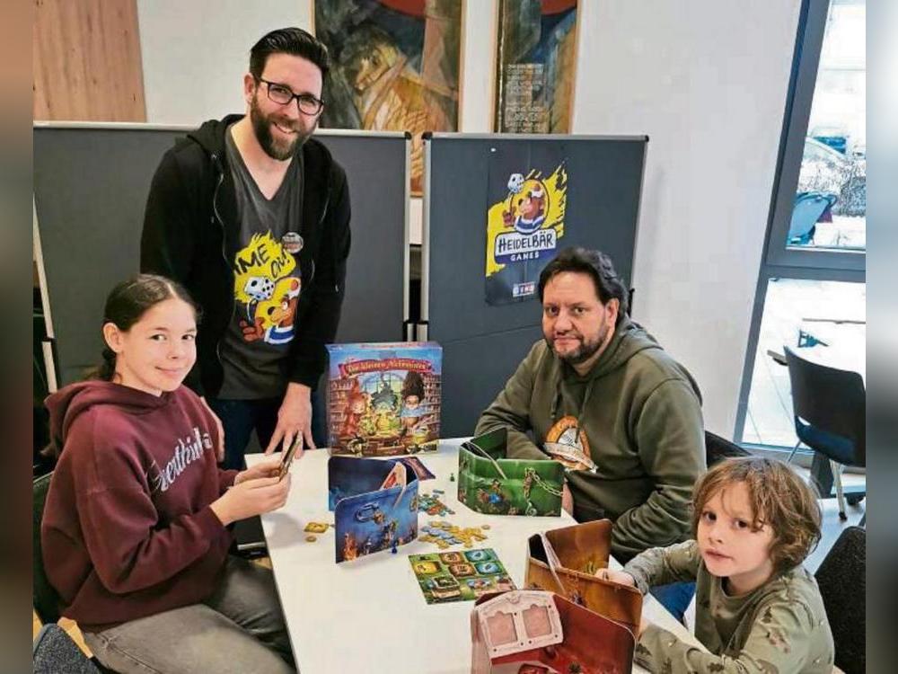 Anthony Homden (Spielerklärer) und Björn testeten mit Caitlin und Finley verschiedene Neuheiten. Foto: Goddek