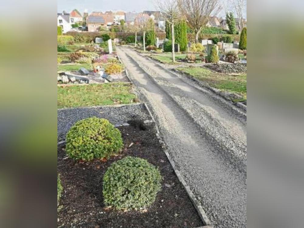 Trotz des Wetters sind die Arbeiten auf dem Friedhof in Mellrich gut vorangeschritten. Foto: Reinhard Priesnitz