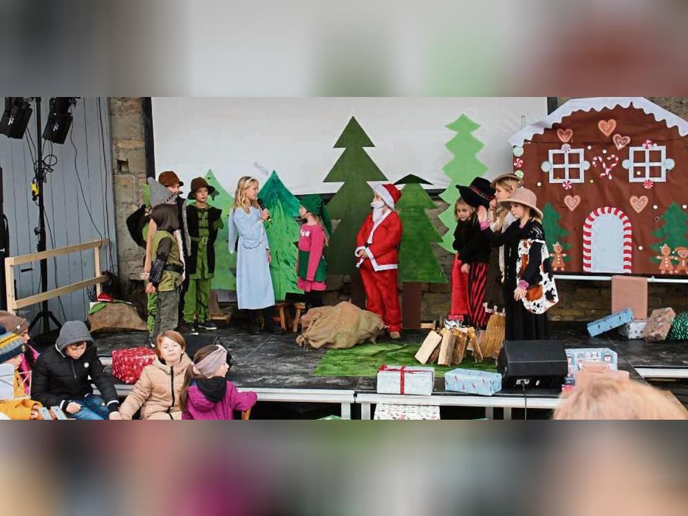 Niedliches Bühnenprogramm: Die Schulklassen der Luzia-Grundschule führten das Musical „Weihnachten im Märchenwald“ auf. Foto: Isabella Biermann