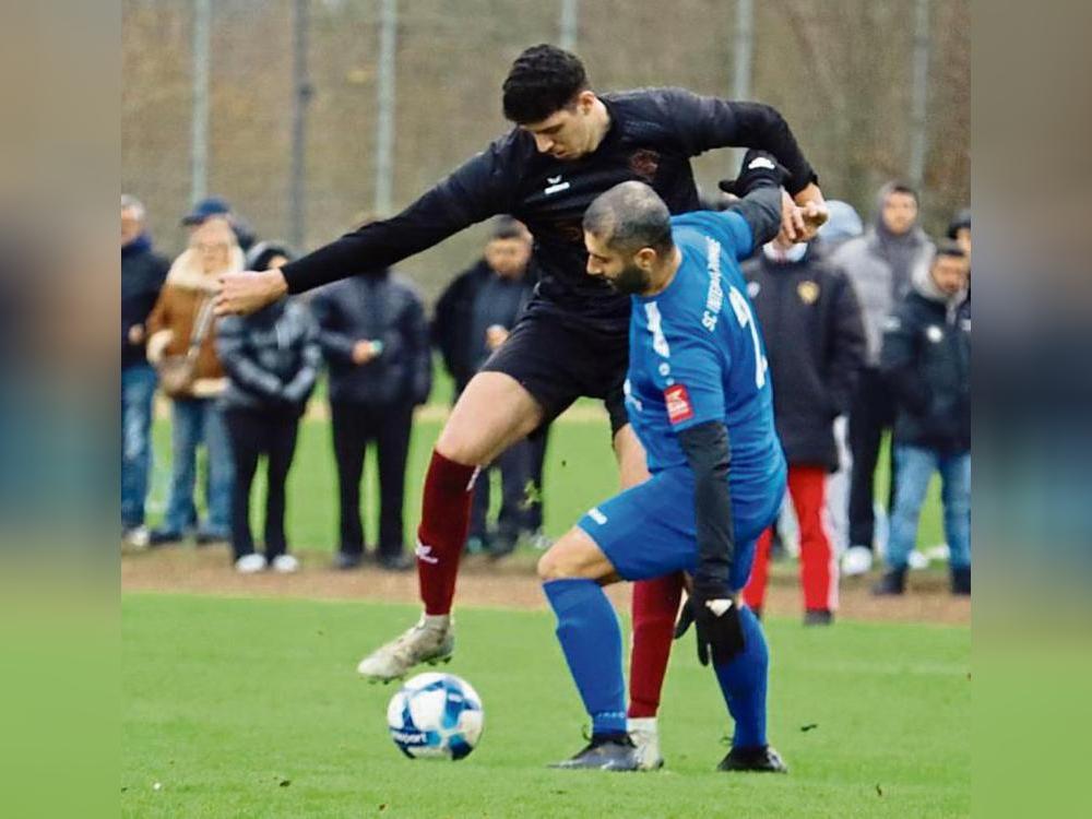 Heiß umkämpft, aber nie unfair: Das B-Liga-Derby in Lippstadt entschied Viktoria am Jahnplatz gegen den SC Internazionale klar mit 3:0 für sich. Foto: Uwe Feichtinger