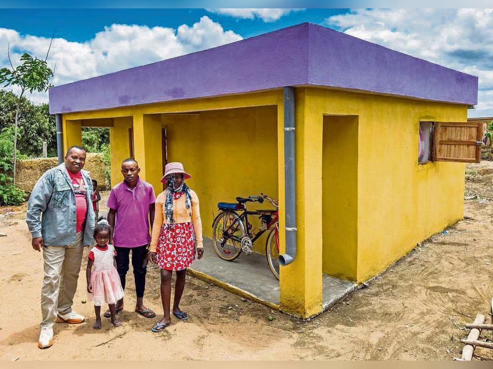 Franji (r.) schickte dem heimischen Hilfswerk voller Stolz Fotos ihres neuen Zuhauses – ein bunt gestrichenes Haus, das hervorsticht wie ein Symbol neuer Hoffnung.