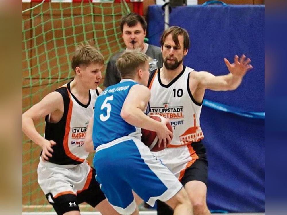 Auf Erfolgskurs bleiben die Basketballer des LTV Lippstadt (in Weiß). Sie besiegten Hiltrup mit 68:62. Foto: Uwe Feichtinger