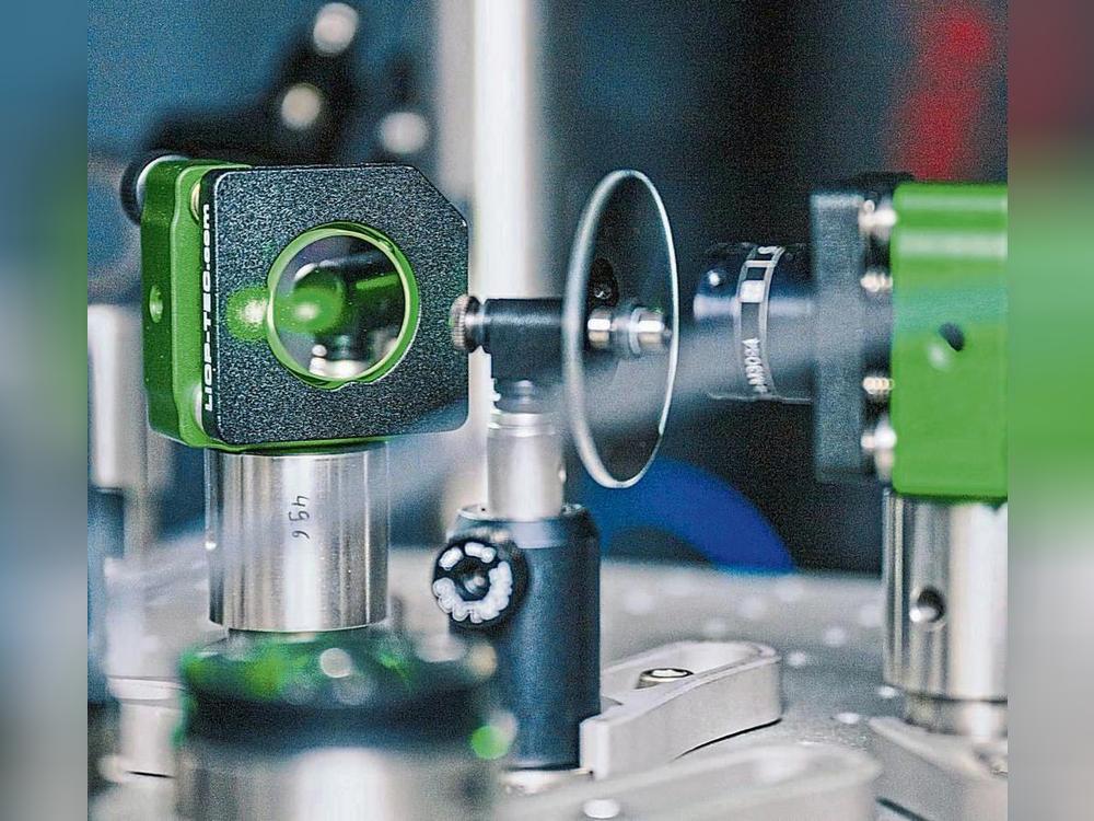Quantenforschung an der Universität Paderborn: Erstmals haben die heimischen Experten dort jetzt ein Lichtteilchen auf Knopfdruck „teleportiert“.