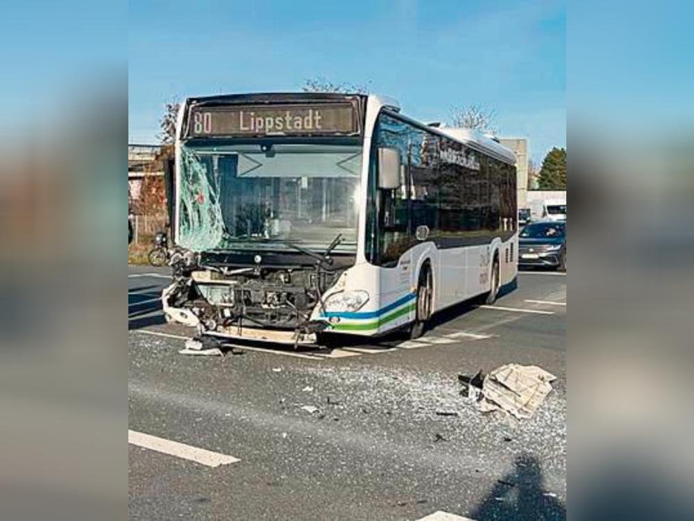 Der Linienbus zwischen Rietberg und Lippstadt war am Montagmittag in einen Unfall verwickelt. Foto: Polizei Kreis Gütersloh