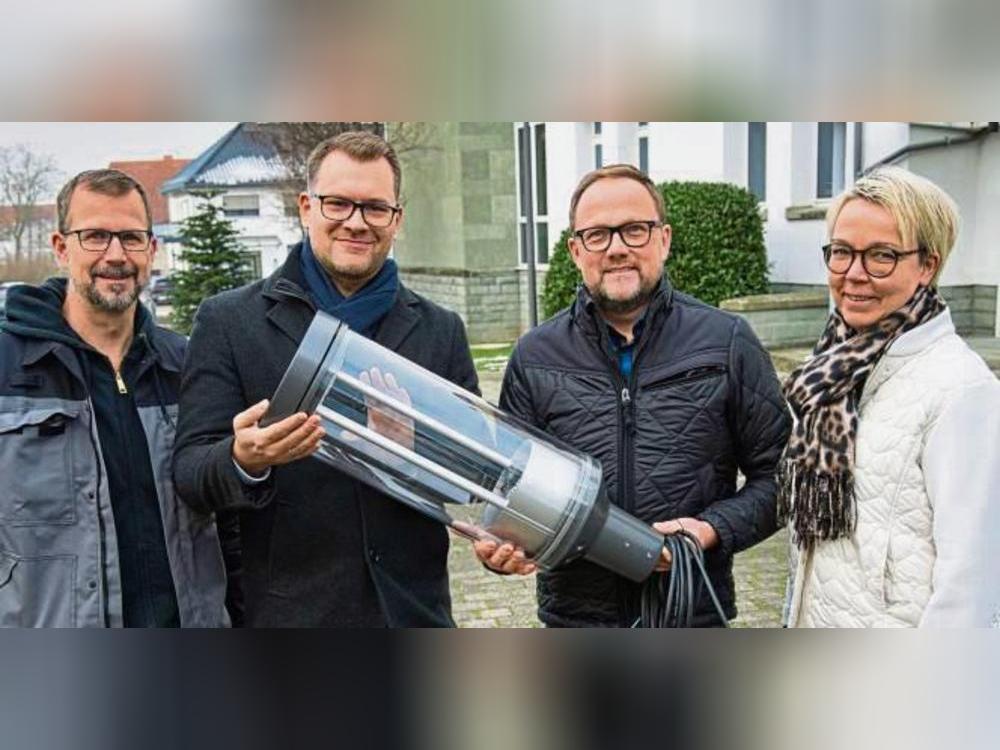 Thomas Borgschulte, Fabian Wälter, Alfred Schmidt und Birgit Hendriks (v.l.) sind von der neuen LED-Technik begeistert