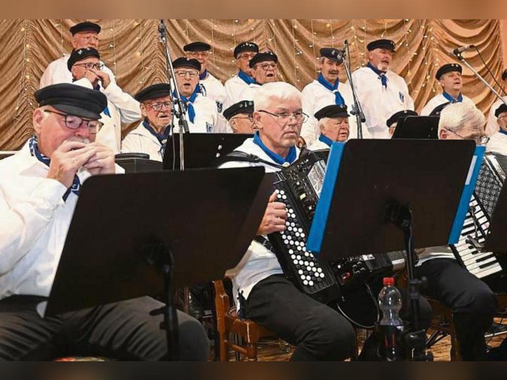 Der Geseker Shanty-Chor begeistert das Publikum. Foto: Tuschen