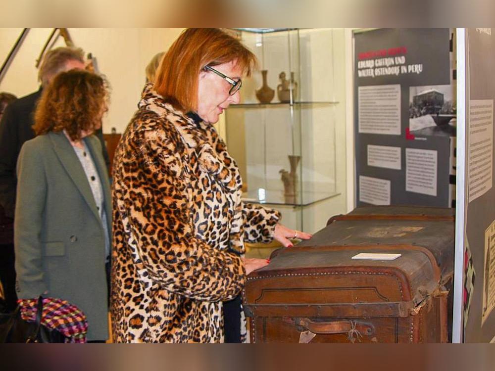 Eine Besucherin vor einem Überseekoffer von Walter Ostendorf. Der älteste Sohn des Lippstädter Realschuldirektors Julius Ostendorf wanderte im 19. Jahrhundert nach Peru aus.