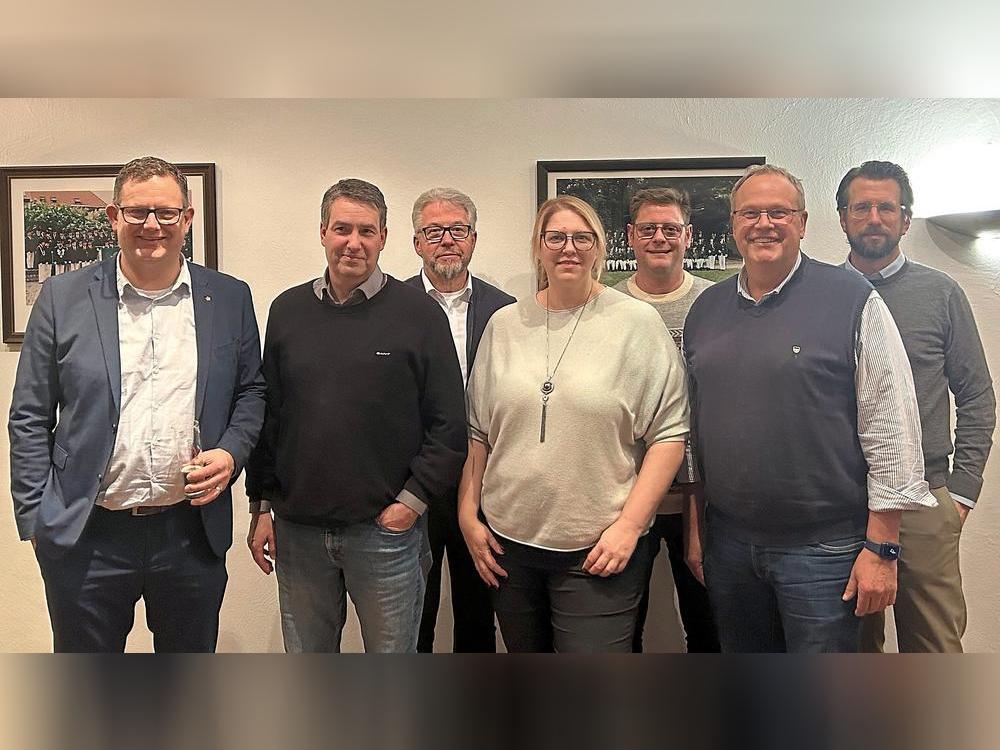 Lippstadt hat jetzt einen Bundesschützenfest-Verein und das ist der Vorstand: (v.l.) Sebastian Verhoeven, Josef Freund, Michael Nolte, Jessica Lanhenke, Nico Schindler, Andreas Busch und Christian Rebbert bilden das Vorstandsteam. Der Verein kümmert sich um die Planung und Organisation des XXL-Festes, das 2028 in Lippstadt gefeiert werden soll.