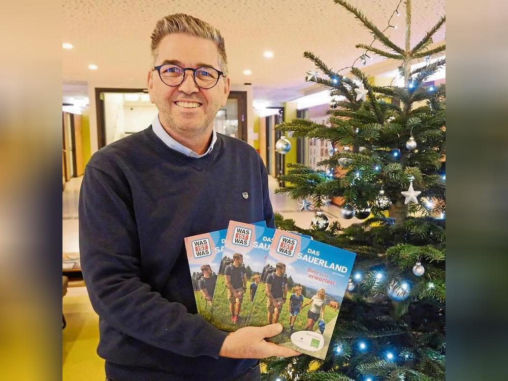 Das neue Buch „Was ist was – Das Sauerland“ ist im Rüthener Tourismusbüro bei Klaus-Dieter Hötte erhältlich. „Es eignet sich auch gut als kleines Weihnachtsgeschenk.“ Foto: Sarah Bsdurek