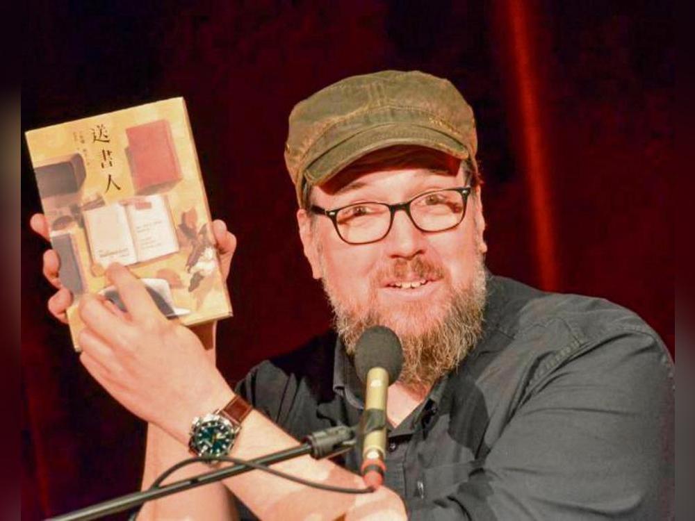 Sogar in Fernost ein Hit: Carsten Henn mit der taiwanesischen Ausgabe des „Buchspazierers“. Foto: Dietmar Gröbing