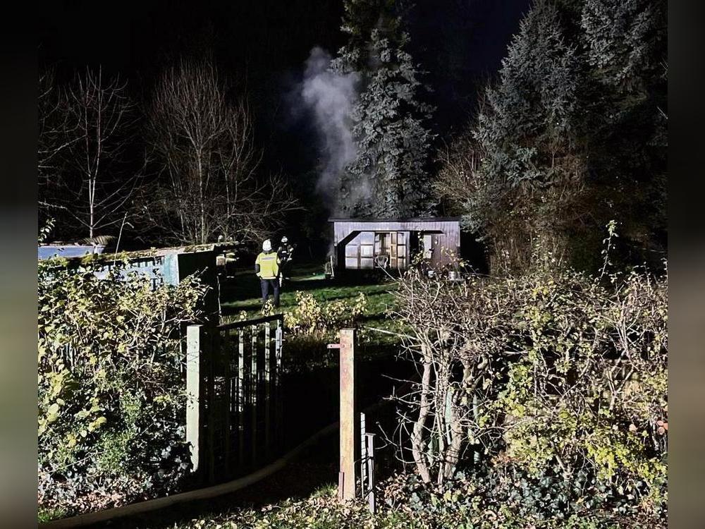 Nahe einer Kleingartenanlage an der Bökenförder Straße im Lippstädter Süden brannte in der Nacht zu Dienstag eine Mülltonne – schon wieder. Foto: Polizei