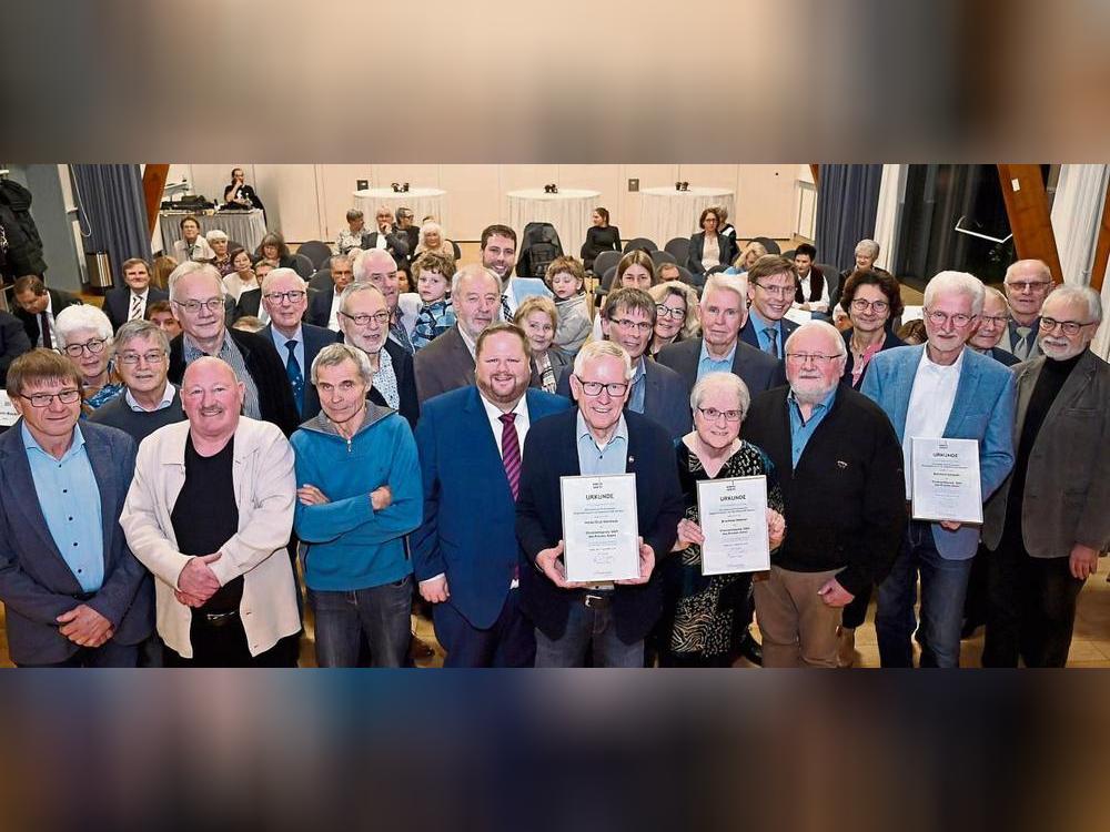 Zum Abschluss der Feierstunde auf Hof Haulle in Bad Sassendorf stellten sich alle Preisträger gemeinsam mit ihren Angehörigen mit Landrat Heinrich Frieling (vorne, 4. v. l.) zum Gruppenfoto auf. Foto: Susanne Schulte-Nölle/Kreis Soest