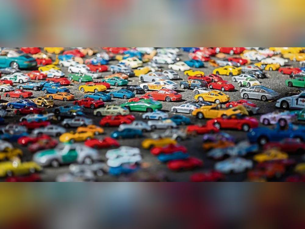 4444 Modell-Porsche will der Künstler Ruppe Koselleck entlang des Hellwegs parken. Eine Station der Kuntinstallation ist im nächsten Jahr Erwitte. Foto: dpa