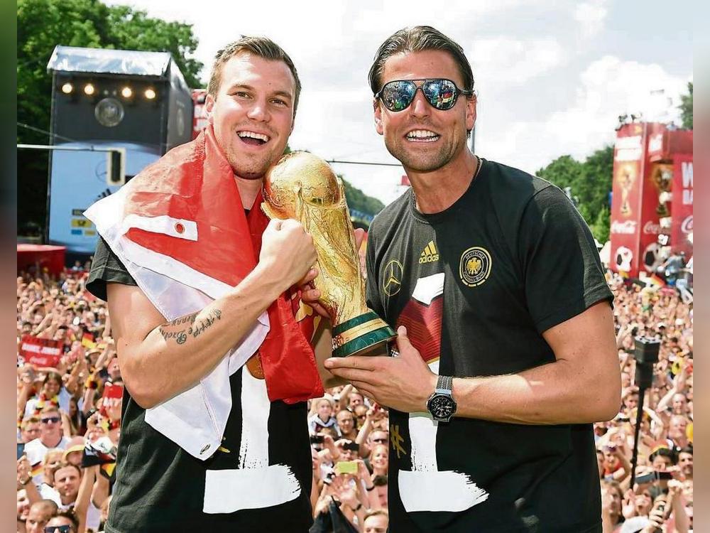 Gemeinsam mit Torhüter Roman Weidenfeller gewann Kevin Großkreutz (l.) 2014 mit der deutschen Fußballnationalmannschaft den WM-Pokal in Brasilien. Am 8. Dezember fungiert der Ex-BVB-Profi als „Losfee“ beim Sparkassen Masters. Großkreutz bringt mit Sebastian Tyrala einen weiteren Ex-Borussen mit nach Bad Sassendorf. Foto: DPA