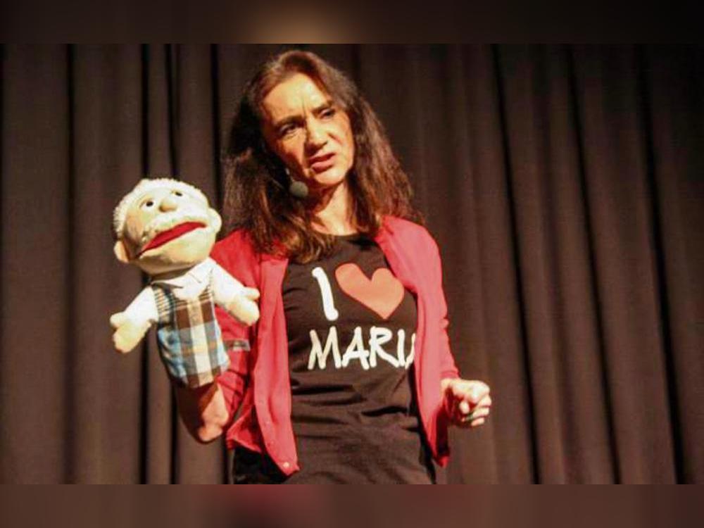 Die Kabarettistin Corinna Freudig bei ihrem Auftritt auf der Schlossbühne Overhagen. Foto: Helga Wissing