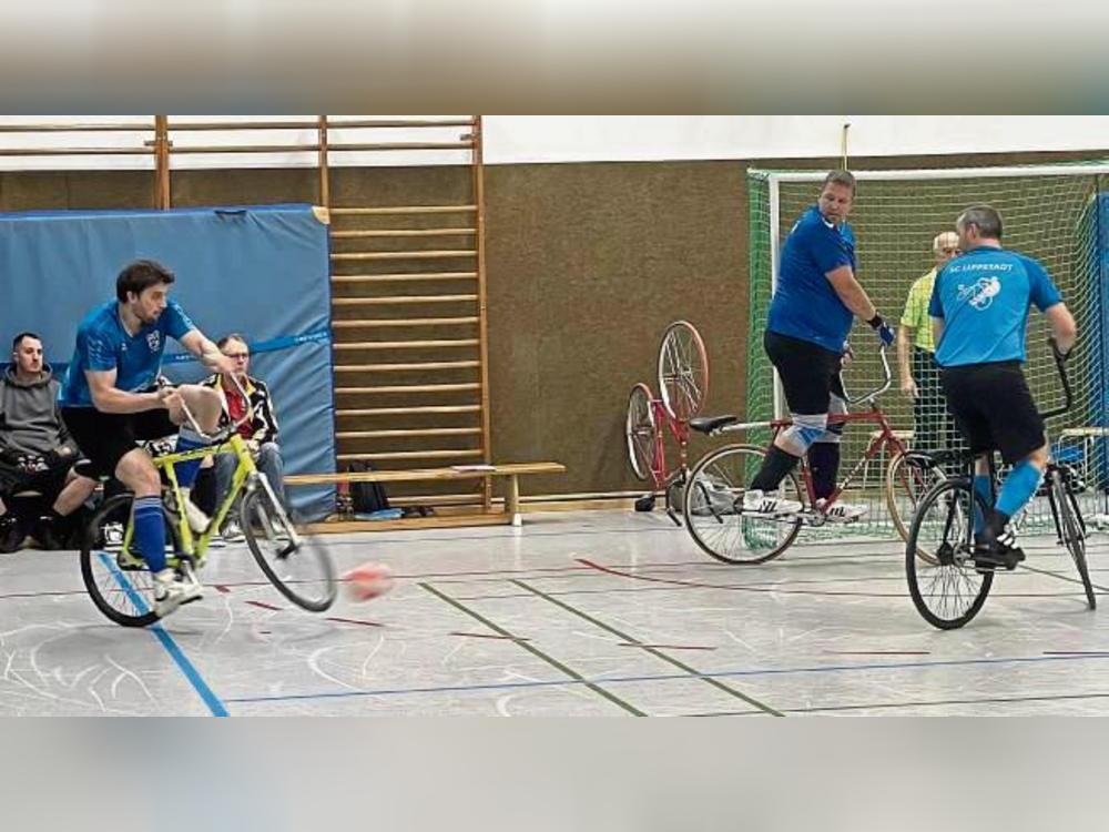 Für Furore sorgten Thomas Bals (r.) und Timon Walprecht (l.) vom Aufsteiger SC Lippstadt am 2. Spieltag der Radball-Verbandsliga und mischen nun im Aufstiegsrennen mit.
