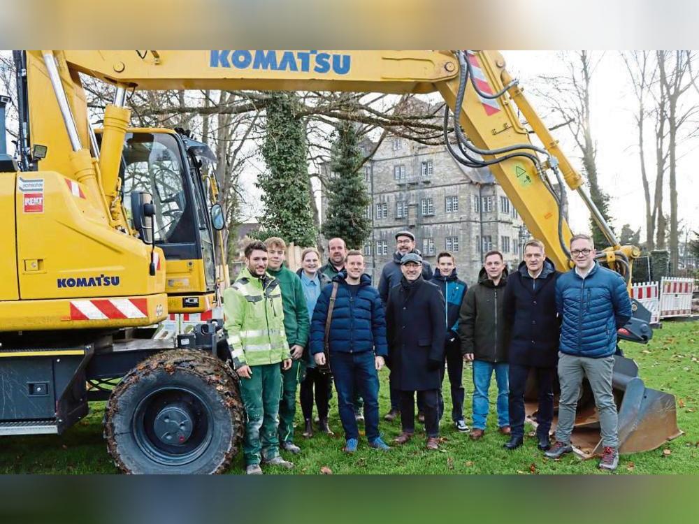 Auf Los geht’s los: Die Umgestaltung des Erwitter Schlossparks ist nun offiziell gestartet. Bis November nächsten Jahres soll alles fertig sein. Foto: Ulrike Dietz