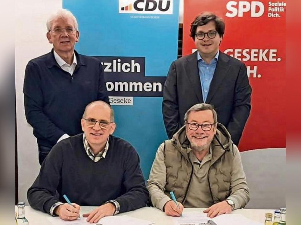 Die Fraktionsvorsitzenden Thomas Kersting (CDU, vorne links) und Franz Harrenkamp (SPD, vorne rechts) unterzeichneten die Vereinbarung in Anwesenheit der Stadtverbandsvorsitzenden Josef Hanebrink (links) und Lennart Rixen.