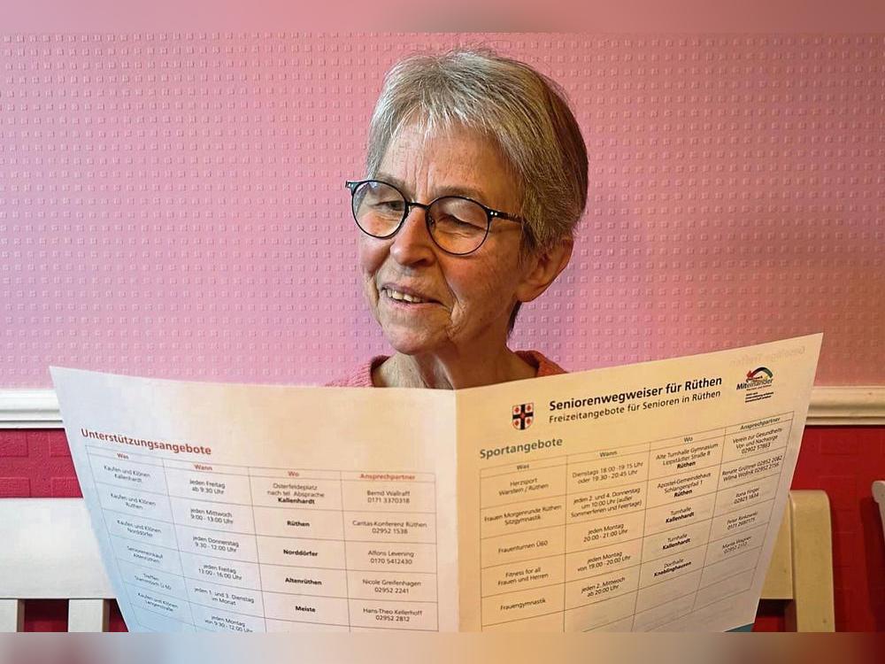 Im Seniorenwegweiser für Rüthen sind viele Angebote für ältere Menschen zusammengefasst. Foto: Sarah Bsdurek