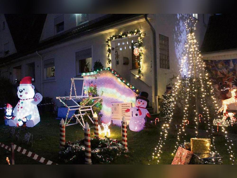 Der Vorgarten an der Ebertstraße verwandelt sich zu dieser Zeit in ein bunt leuchtendes Winter Wonderland – die erste Kerze des Adventskranz brennt auch schon. Foto: Soraya Dietz