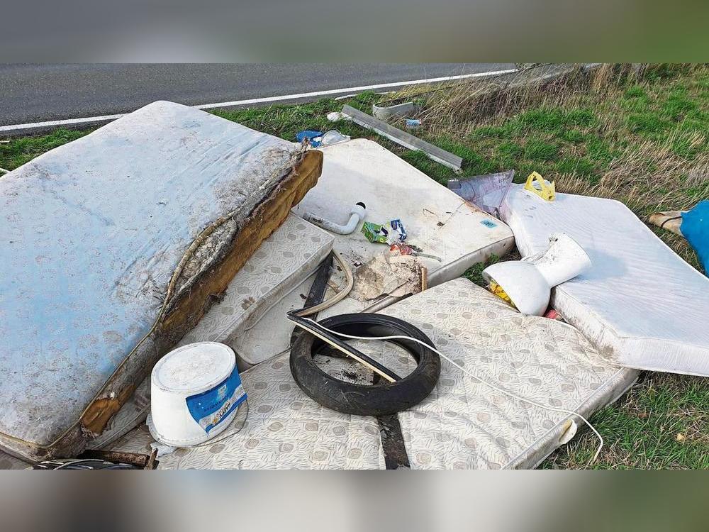 Von wegen halb so wild! Wilder Müll, der ein ähnlich ramponiertes Image wie der Wilddieb hat, ist ein großes Ärgernis. Das betrifft sowohl illegal entsorgten Abfall an den Containerstandorten als auch das Ausmisten des halben Hausstands in der Natur.
