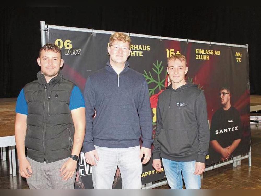 Zu viert planen die Jungs die Party: (v.l.) Marc de Buhr, Paul Sander, Luis Meininger und Sante Di Mauro (Plakat) Foto: Soraya Dietz