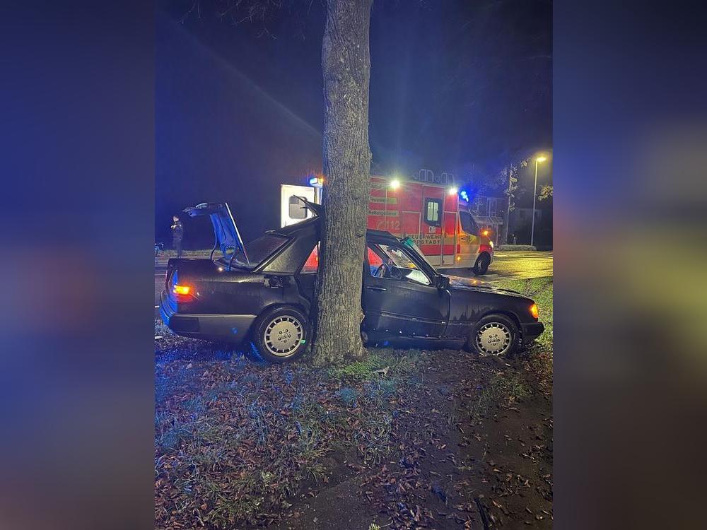 Gegen einen Baum gefahren: Am Donnerstag gegen 4.35 Uhr hat sich ein 19-jähriger Autofahrer aus Lippstadt bei einem Unfall auf der Paderborner Straße verletzt. Foto: Polizei