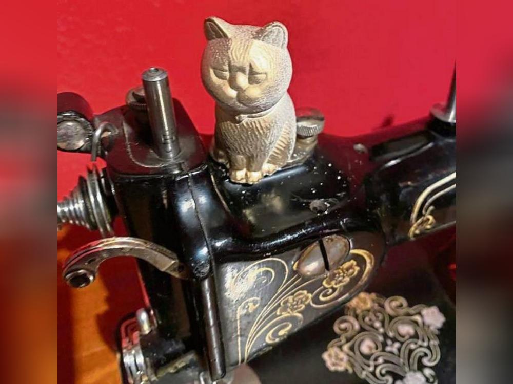 Abteikater Theophil führt in Liesborn wieder durch die Weihnachtsausstellung. Foto: Dierk Hartleb