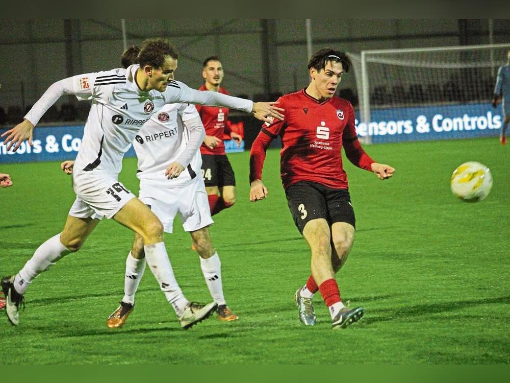 Folgt auf den goldenen November mit vier Siegen der nächste Dreier? Gentrit Muja (r.) steht mit dem SV Lippstadt am Sonntag vor einer kniffligen Auswärtsaufgabe. Es geht zu den ebenfalls formstarken Preußen nach Münster. Foto: Thorsten Heinke