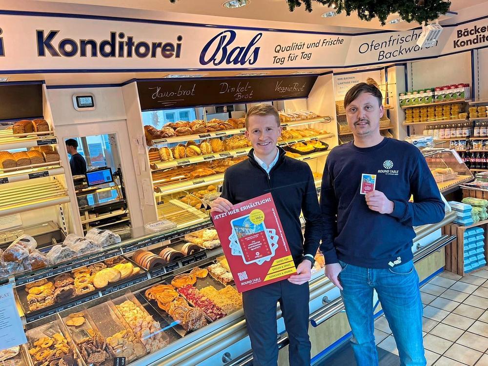 Spielend Gutes tun: Frederic Seiger (r., RT 133 Lippstadt Soest) und Michael Bals stellen die Neuauflage des Lippstädter Gastronomie-Quartetts vor.