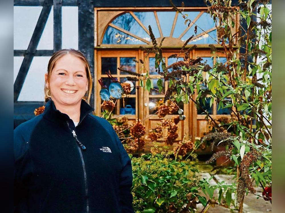 Erst 2009 ist Nina Schweitzer nach Schallern gezogen und hat dort mit ihrer Familie ein altes Fachwerkhaus umgebaut und saniert. Dort ist auch Platz für die Kindertagespflege, die das Ehepaar betreibt. Foto: Ulrike Dietz