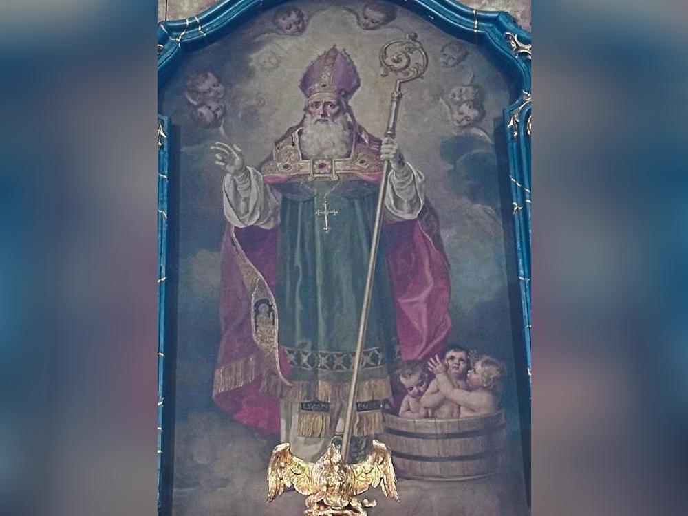 Im Altarraum der Nikolauskirche in Rüthen befindet sich ein prunkvolles Gemälde des heiligen Mannes. Foto: Sarah Bsdurek