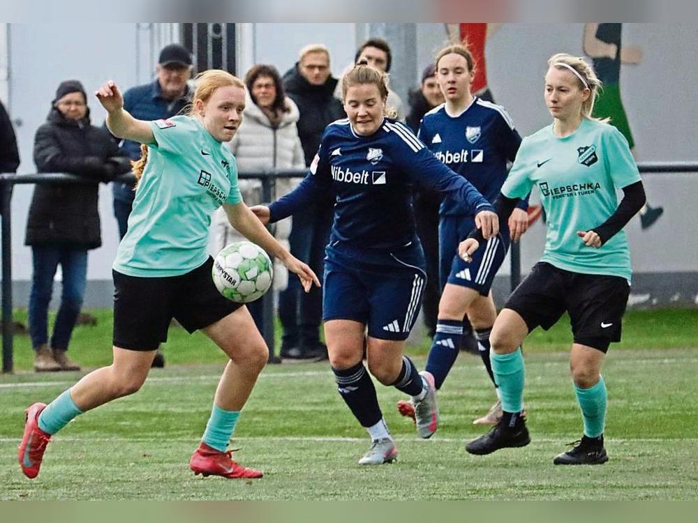 Nach der Derby-Klatsche beim TuS Wadersloh (in Blau) sind die Spielerinnen von Germania Stirpe gegen Herford auf Wiedergutmachung aus. Foto: Uwe Feichtinger