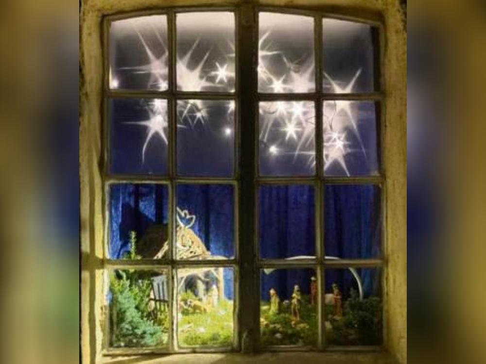 In einem der Mühlenfenster ist eine Krippe zu sehen.