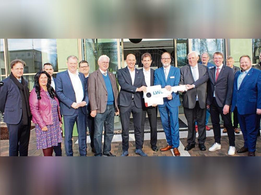 Die offizielle Schlüsselübergabe erfolgte vor dem Eingang der neuen Pflegeschule. Im Anschluss konnten Gäste die Räumlichkeiten besichtigen. Foto: Soraya Dietz