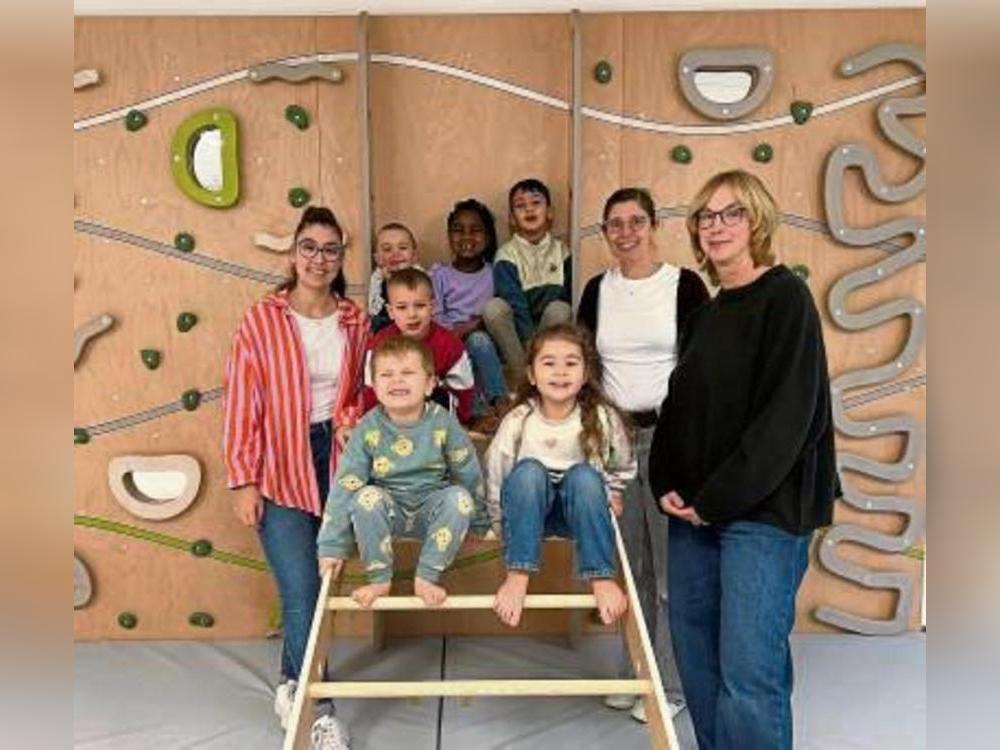 Große Freude über die Kletterwand: Chiara Staude (Einrichtungsleitung) bedankt sich mit den Kita-Kindern bei der Karl-Bröcker-Stiftung, hier vertreten durch Doris Bernert und Eva Beyerstedt.