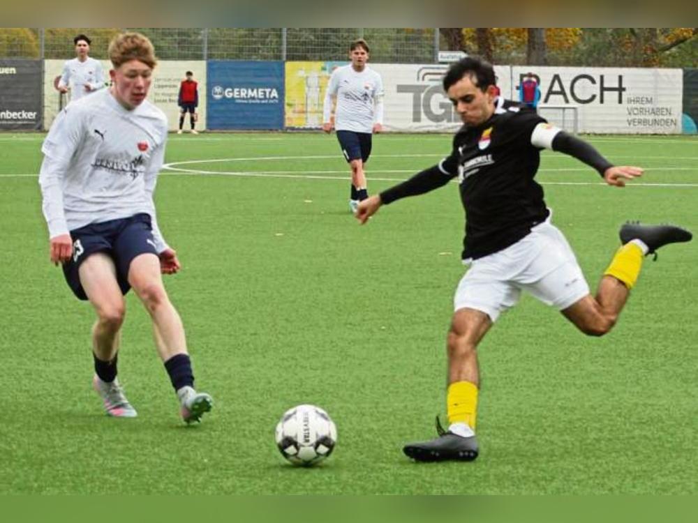 Viel vorgenommen haben sich die A-Junioren des TuS Lipperode (in Weiß), die im Heimspiel gegen den Delbrücker SC auf einen Topgegner treffen. Foto: Hans Dannhausen