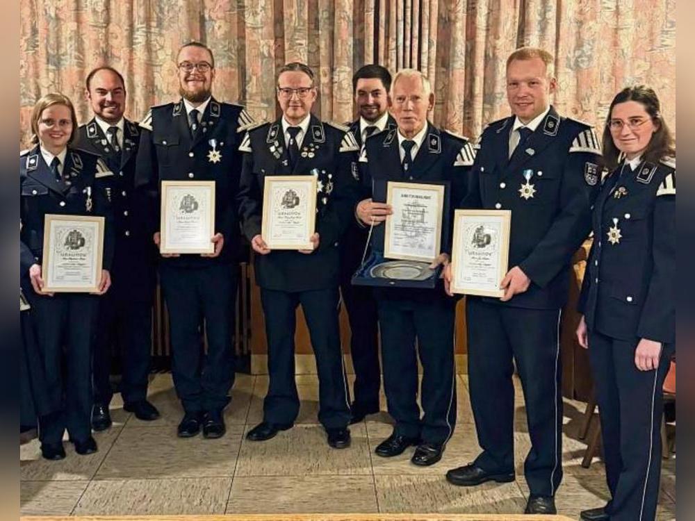 Das Tambourkorps Rüthen ehrte auf der Jahreshauptversammlung langjährige Mitglieder. Wolfgang Schrewe (3.v.r.) wurde zudem zum Ehrenmitglied ernannt.