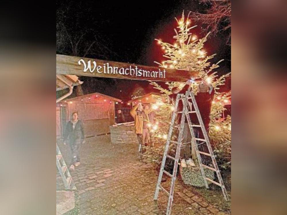 Alles ist vorbereitet: Waltringhausen freut sich auf zahlreiche Gäste beim Weihnachtsmarkt auf dem Dorfplatz.