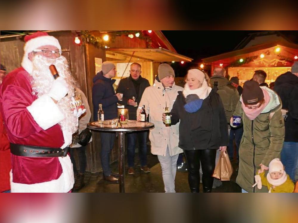 Waltringhausen feiert mit Nikolaus: Josef Hoffmeier erfreute als Nikolaus mit seinem Besuch nicht nur viele Kinder, sondern auch die Gäste aus der Region. Foto: Reinhard Priesnitz