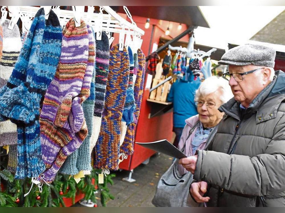 Geschenkartikel und selbstgestrickte Socken? Das Angebot kam bei den Besuchern des Erwitter Weihnachtsmarktes gut an. Fotos: Georg Giannakis