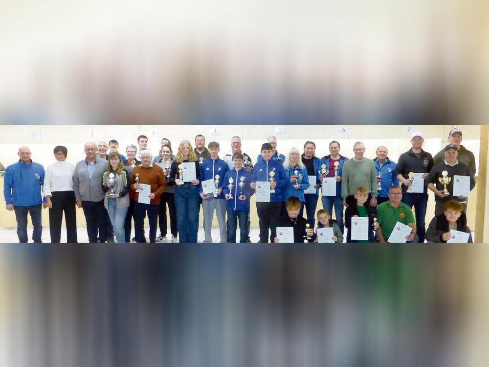 Ehrung der Stadtmeister im Sportschießen: Gastgeber Lipperbruch gewann ebenso sechs Titel wie Bad Waldliesborn. Cappel war dreimal erfolgreich, Rixbeck zweimal. Auf dem Foto: Die ausgezeichneten Sportschützen mit Ehrengästen.