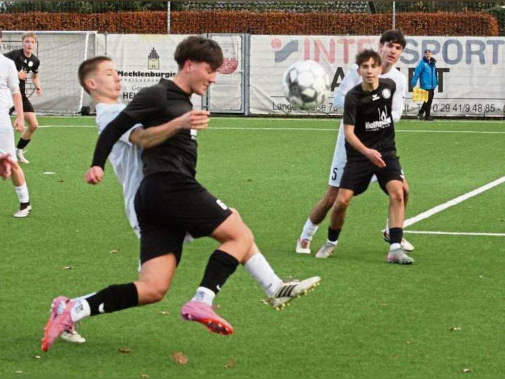 Den unbedingten Siegeswillen seiner Mannschaft vermisste Trainer Junker bei der 0:3-Heimniederlage der TuS-A-Junioren (in Weiß) gegen Delbrück. Foto: Hans Dannhausen