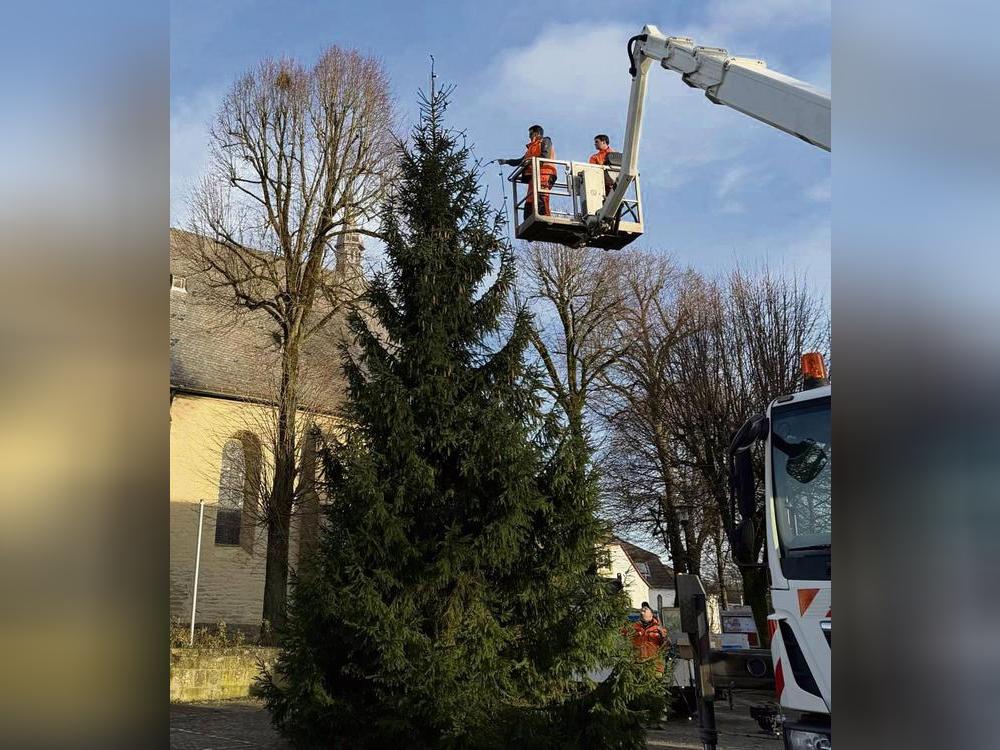 Ein letztes Mal, bevor der Rüthener Marktplatz im Rahmen der Innenstadtsanierung umgestaltet wird, stellen die Bauhof-Mitarbeiter den traditionellen Weihnachtsbaum auf. Foto: Sarah Bsdurek