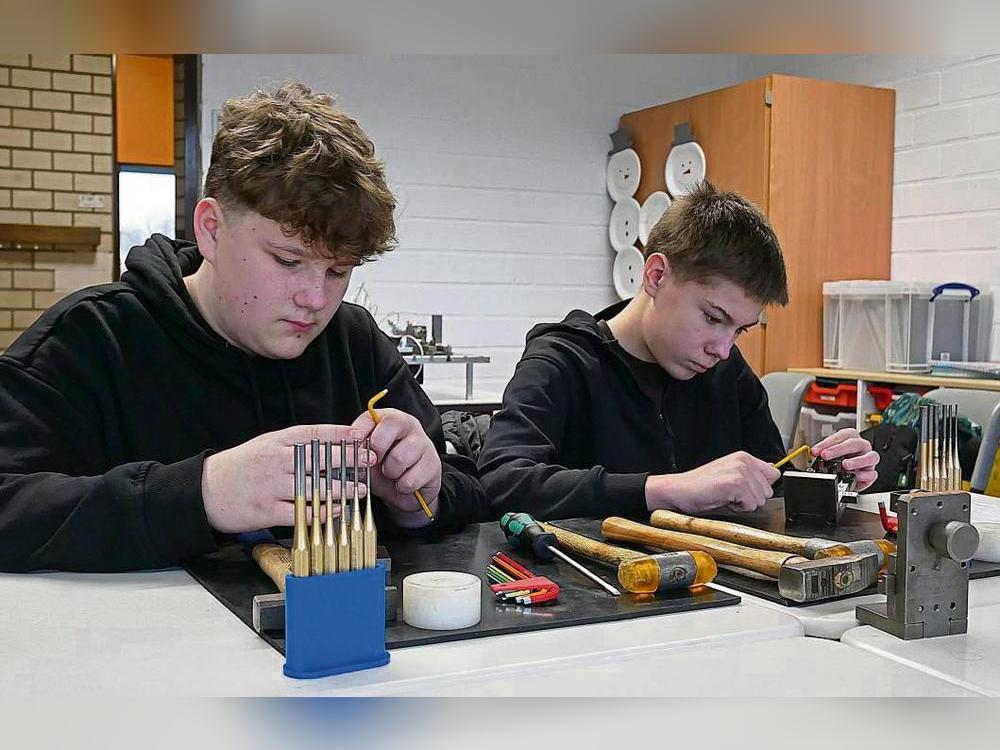 Phil (l.) und Alex aus der achten Klasse montieren und demontieren Bauteile, um zu testen, ob ihnen ein technischer Beruf gefällt. Was hinter dem Beruf des Physiotherapeuten steckt, erklärt Carina Kuckuck, Schulleiterin der Medischulen Lippstadt, auf der Betriebsmesse der Sekundarschule Anröchte/Erwitte. Fotos: Anja Bsdurek