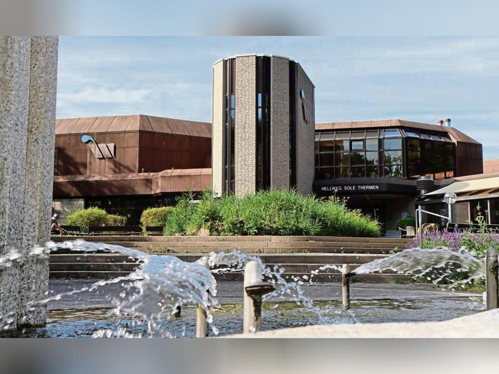 Auch der Bereich vor den Hellweg-Sole-Thermen wird neugestaltet. Der Brunnen im Vordergrund bleibt jedoch erhalten. Foto: Ulrike Dietz